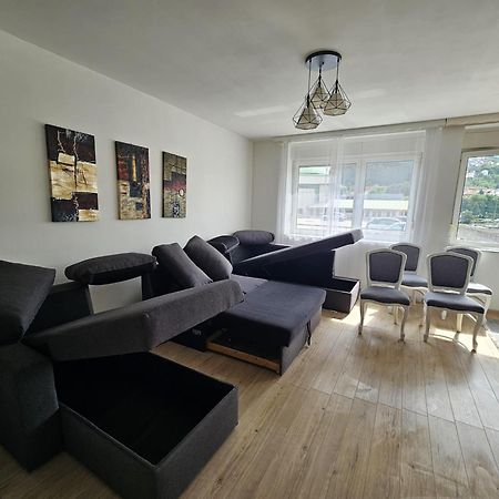 Spacious And Modern Apartment In Town Center Конич Екстериор снимка