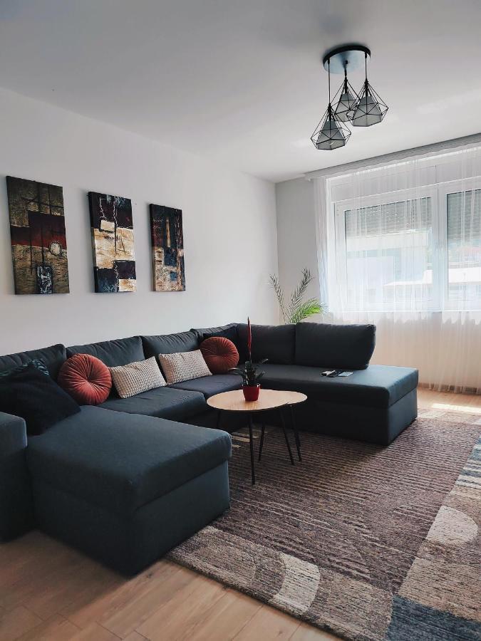 Spacious And Modern Apartment In Town Center Конич Екстериор снимка