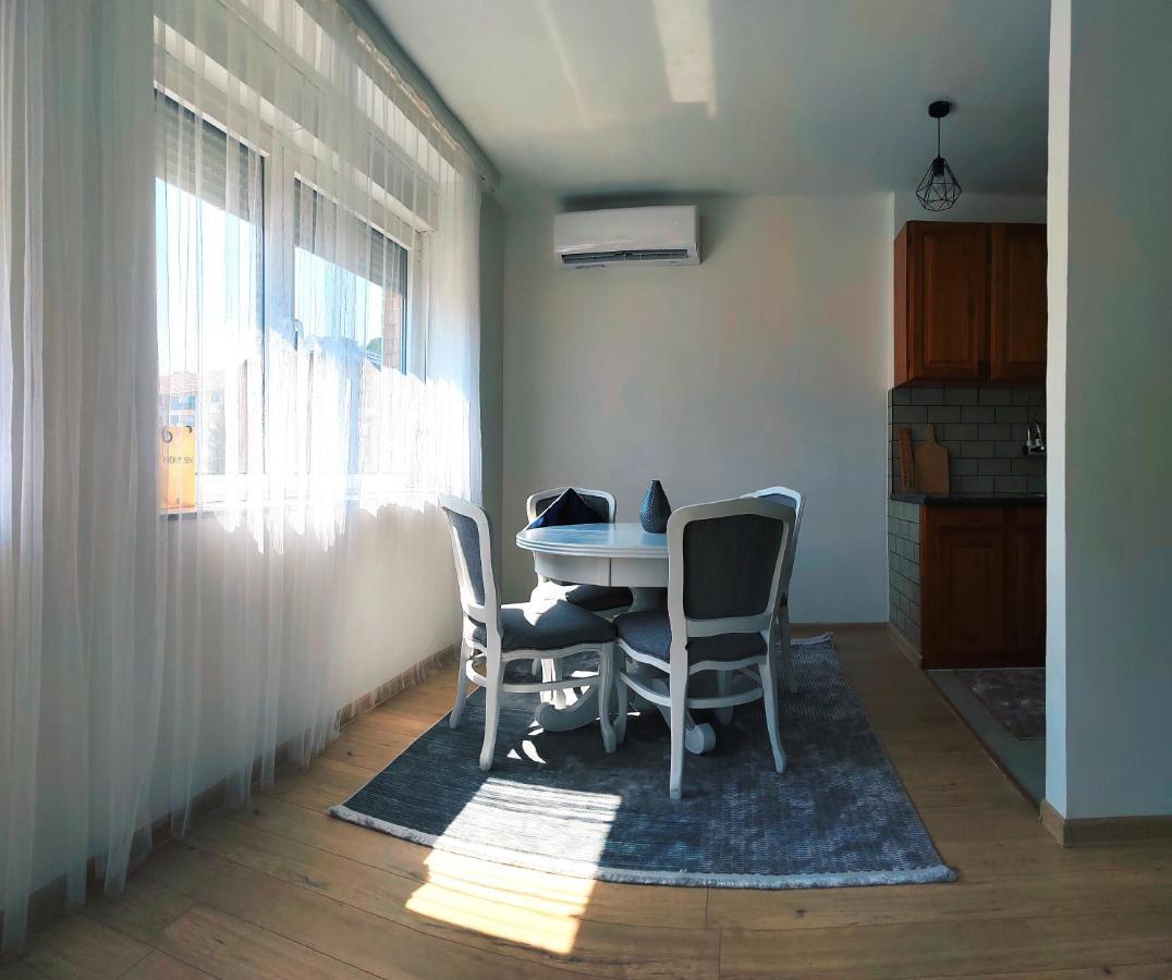 Spacious And Modern Apartment In Town Center Конич Екстериор снимка