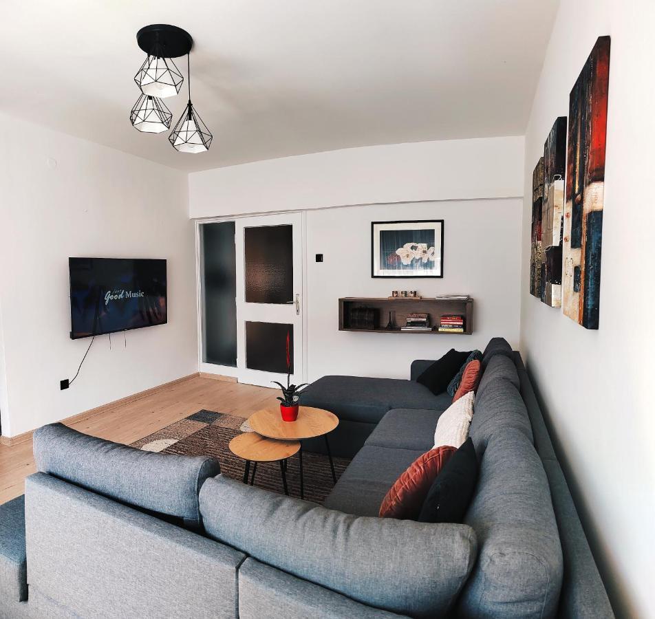 Spacious And Modern Apartment In Town Center Конич Екстериор снимка