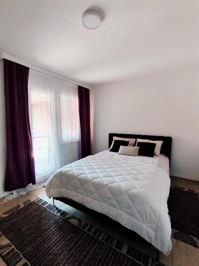 Spacious And Modern Apartment In Town Center Конич Екстериор снимка