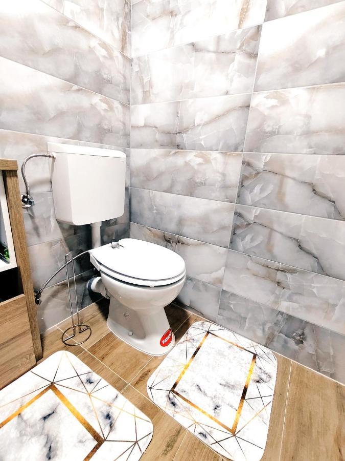 Spacious And Modern Apartment In Town Center Конич Екстериор снимка
