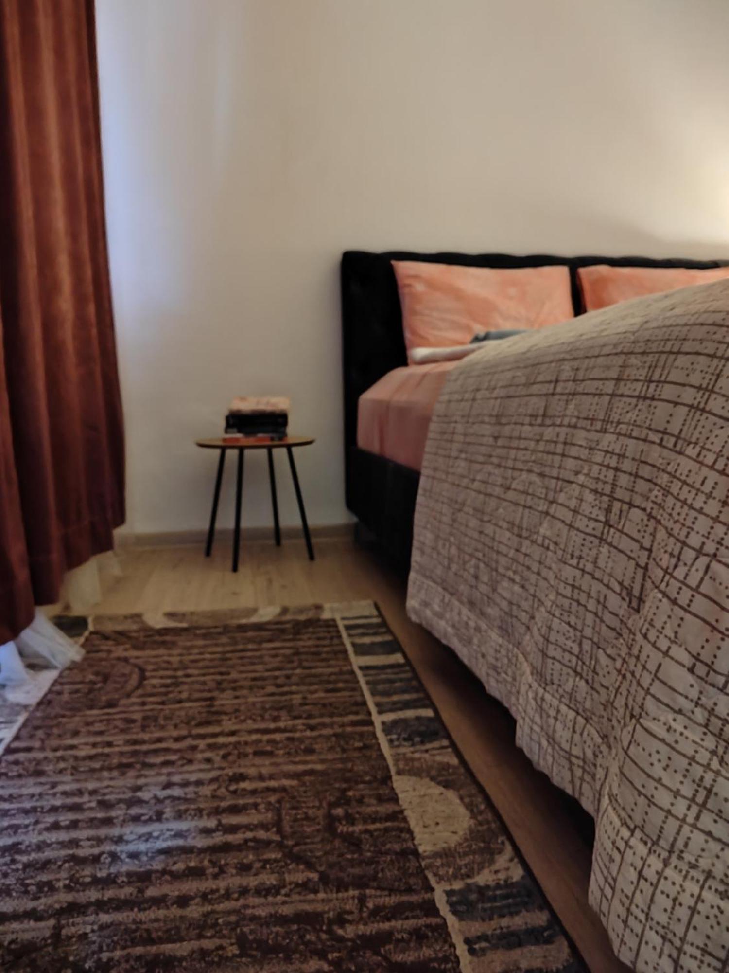 Spacious And Modern Apartment In Town Center Конич Екстериор снимка