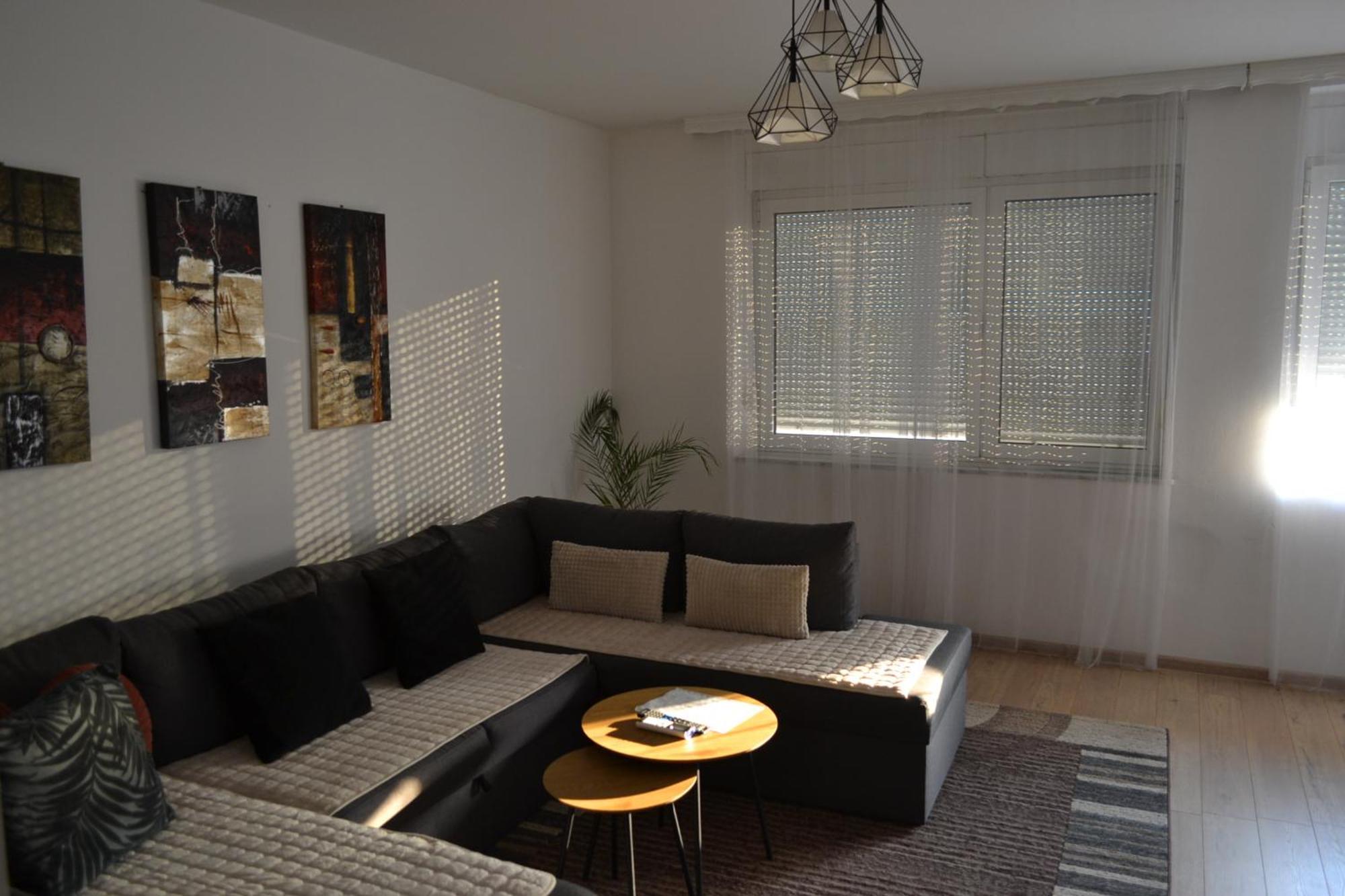 Spacious And Modern Apartment In Town Center Конич Екстериор снимка