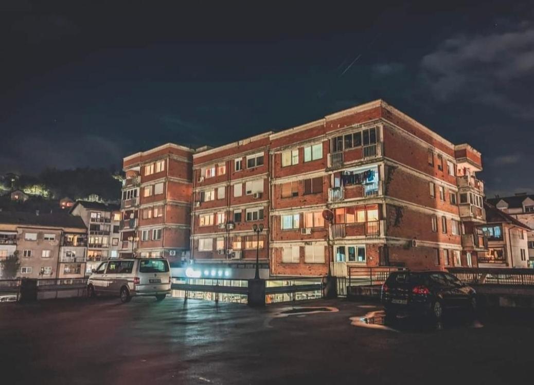 Spacious And Modern Apartment In Town Center Конич Екстериор снимка